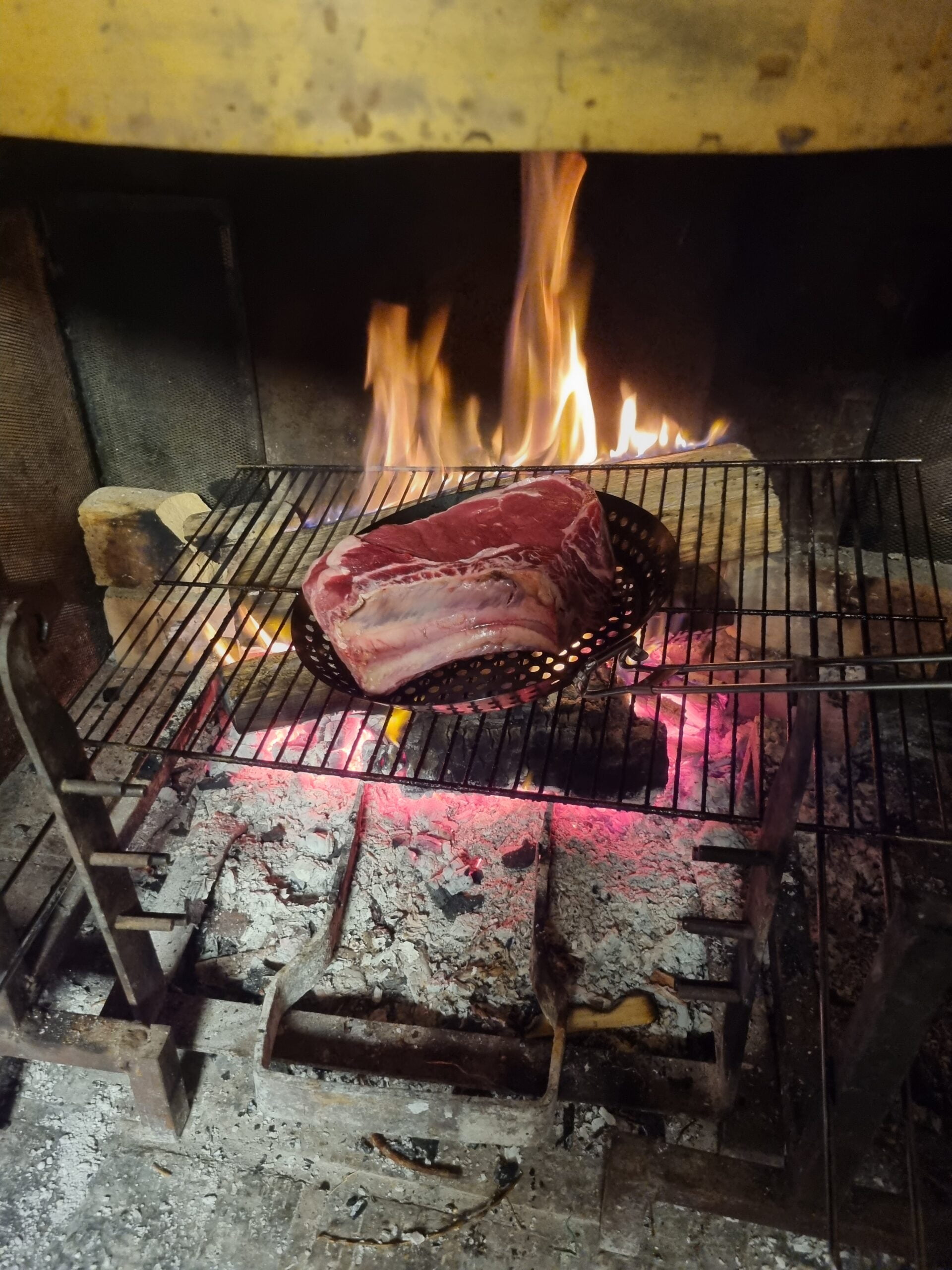 Côte à l'os au feu de bois.