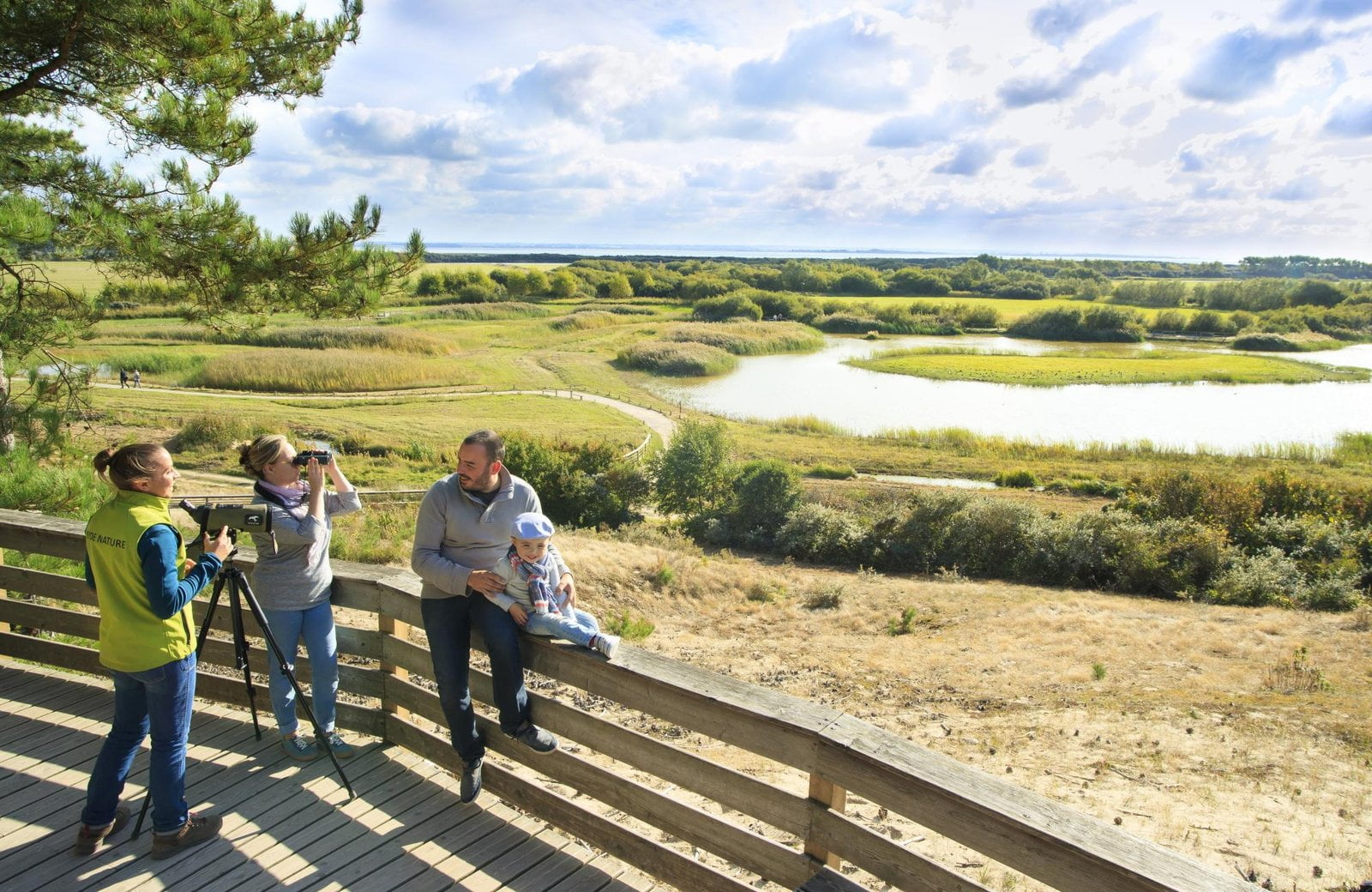 Famille visitant le parc du Marquenterre - Découvrez le parc au cœur de la réserve naturelle.