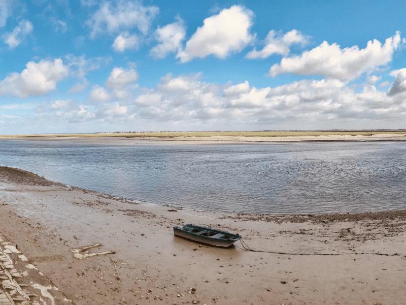 Plage avec une barque - Découvrez les sorties en Baie de Somme.