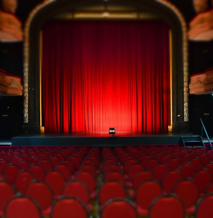 Intérieur du théâtre d'Abbeville - Découvrez leur programmation électrique.